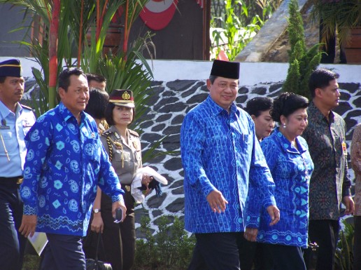 SBY dan Ani Yudhoyono juga mengenakan Sasirangan